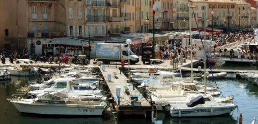 Und 4 Prozent geben laut der Studie sogar mehr als 10'800 Franken für Ferien aus. Im Bild: Der Hafen des südfranzösischen Nobelorts Saint-Tropez.