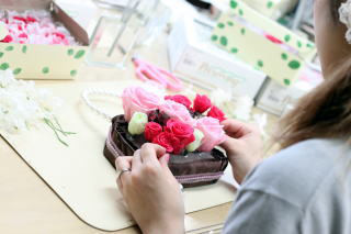 バック型ブーケを制作中