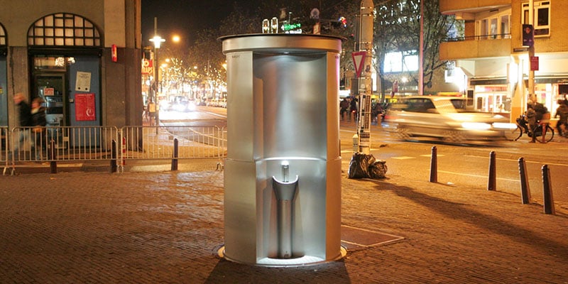 UriLift - выдвижной туалет на фоне ночного города