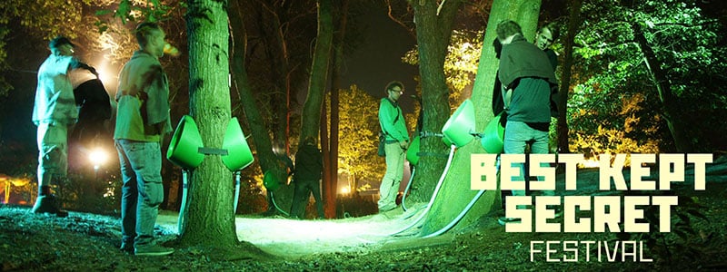 Подвесной писсуар на дереве