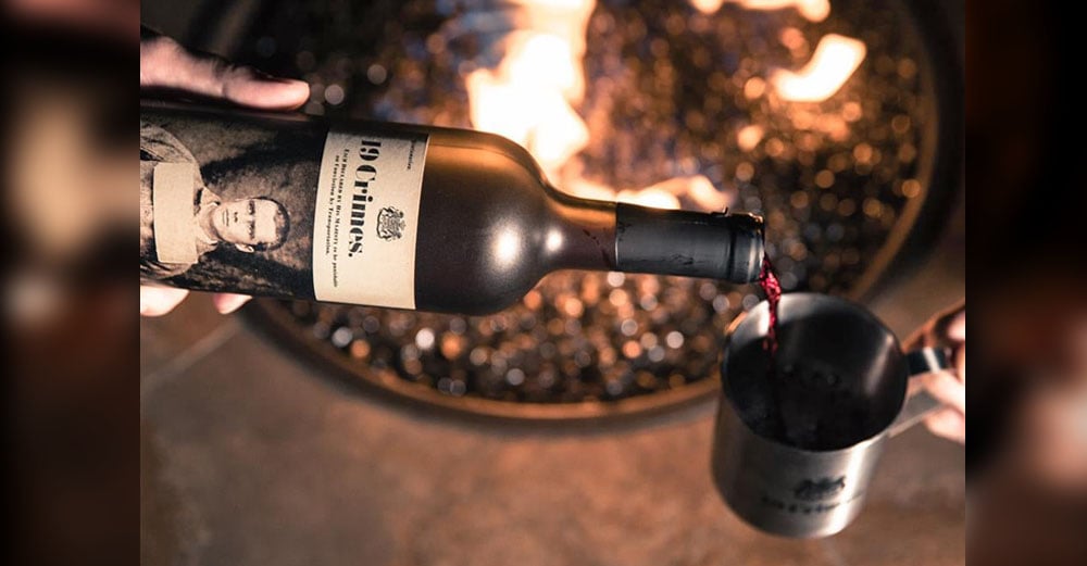 Червоне вино ллється в металеву кружку (Стартап Ньюс | Startup News)