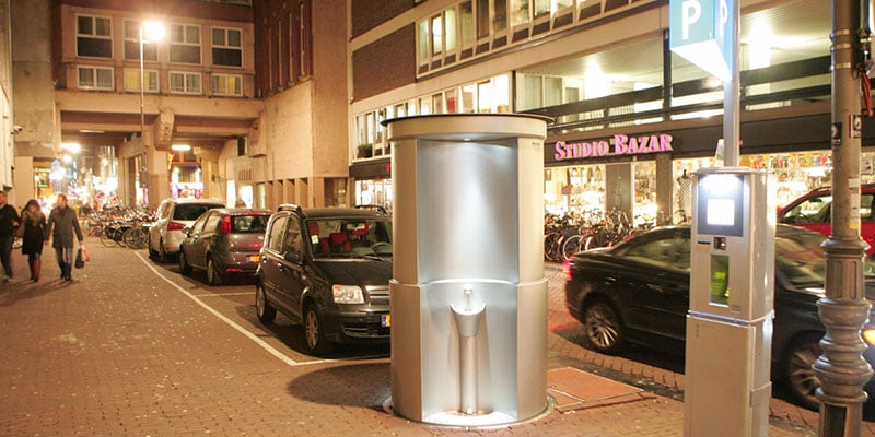 UriLift - выдвижной туалет на фоне ночного города