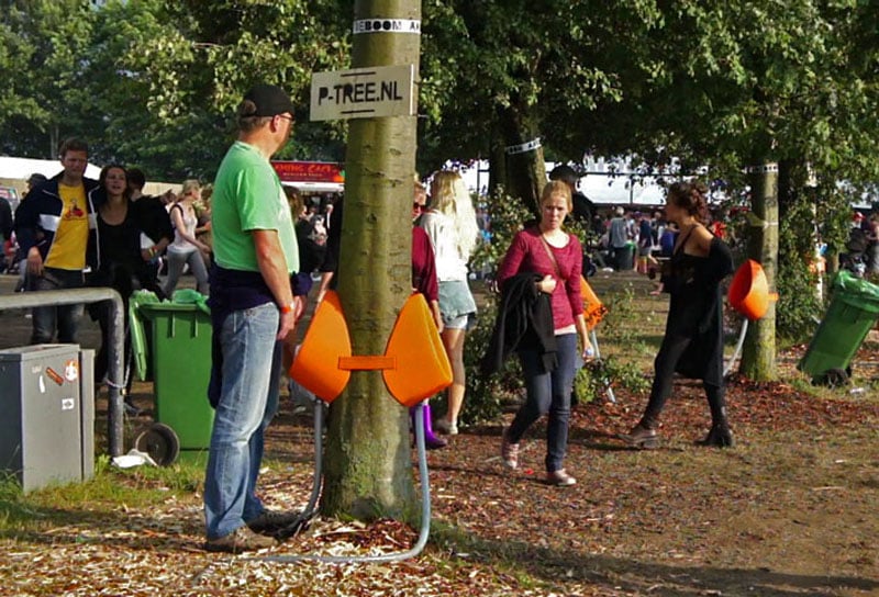 Подвесной писсуар на дереве