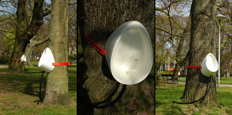 Подвесной писсуар на дереве