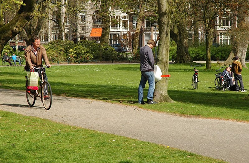 Подвесной писсуар на дереве
