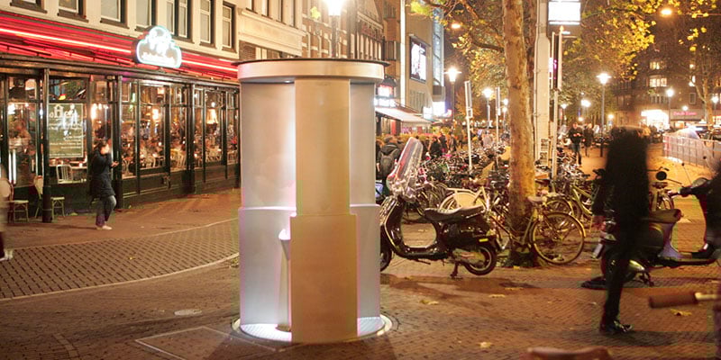 UriLift - выдвижной туалет на фоне ночного города