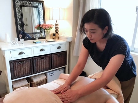 全身リンパオイルトリートメントコース卒業生織田さんの施術写真