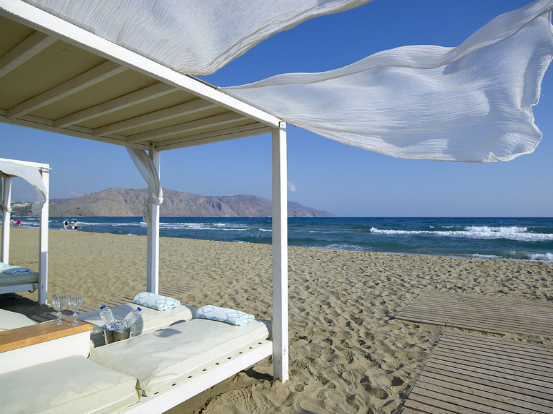 Am Strand entspannte Urlaubsmomente im Anemos Luxury Grand Resort auf Kreta während der Herbstferien