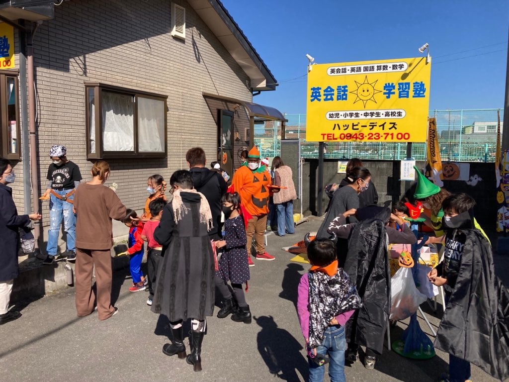 晴天の中、100名以上の子供たちが仮装をして参加してくれました！