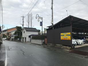 八女市役所を福島小学校正門方向へ（東へ）