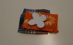 ③型紙を布にのせてカット