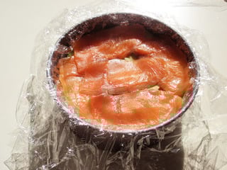 サーモンを敷き詰める