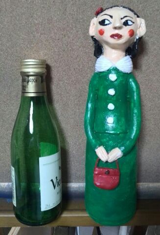 小さなワインのビンと作った女の子