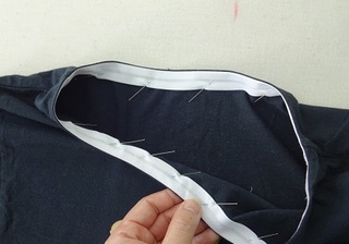 端をピンでとめる