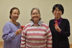 参加されている方と濱田先生（中央）