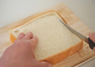 パンに切り込みを入れる