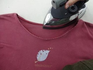 縫い代を裏側に倒してアイロンをかける