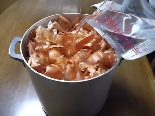 鍋に玉ねぎの皮をいれて水を入れる