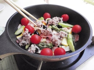 豆と雑穀ごはんを加える