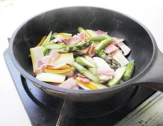 ベーコンと野菜を炒める
