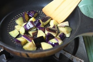 なすを炒める
