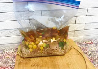 ビニールに材料を入れる