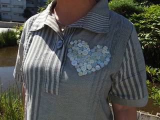 胸元にブローチとして