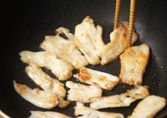 薄切り鶏をフライパンで焼く