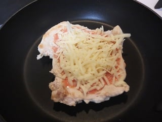 チーズをのせる