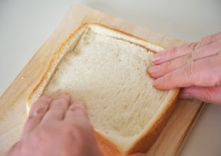 パンをくぼませる