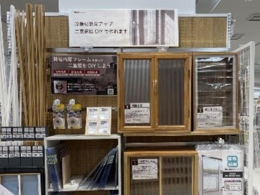 店内には内窓用のキッドが並ぶ