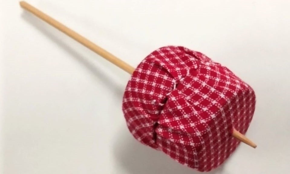 夏休み工作　②ペットボトルキャップでコマを作ろう！