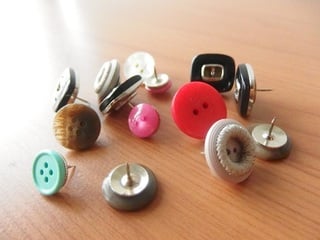 ボタンでカラフルプッシュピン