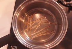 パスタを揚げる