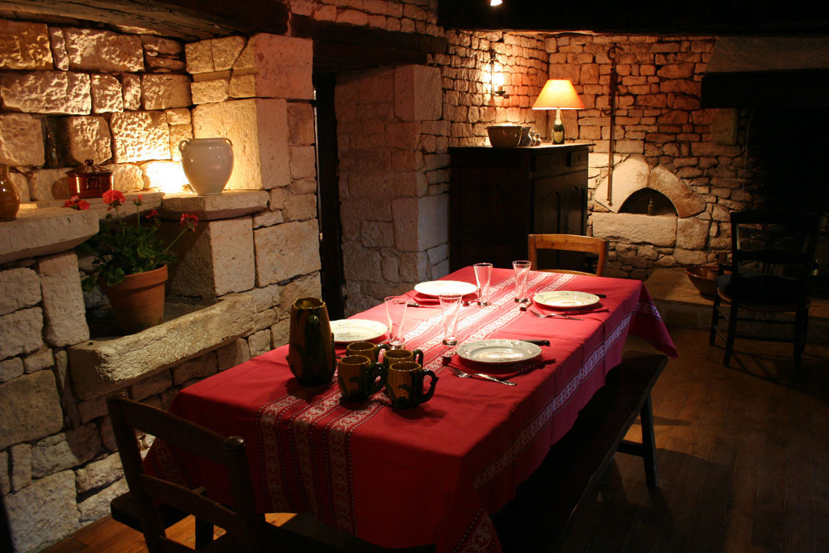 le séjour du gite la Tuile à Loups avec sa table de ferme
