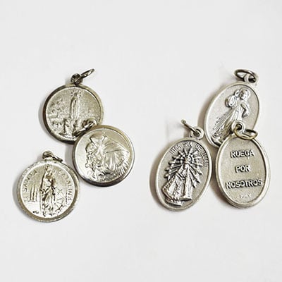 Medallas plateadas, varias formas