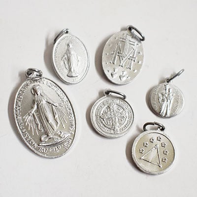 Medallas plateadas, varias formas