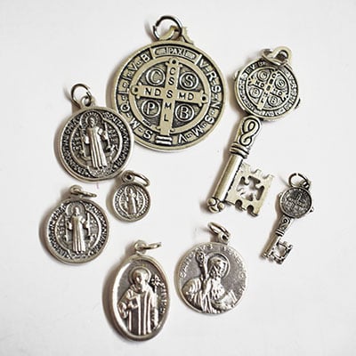 Medallas plateadas, varias formas