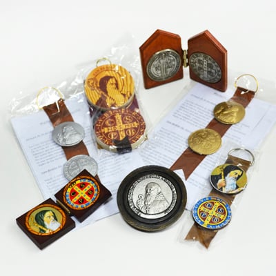 Colgantes y Cruces San Benito