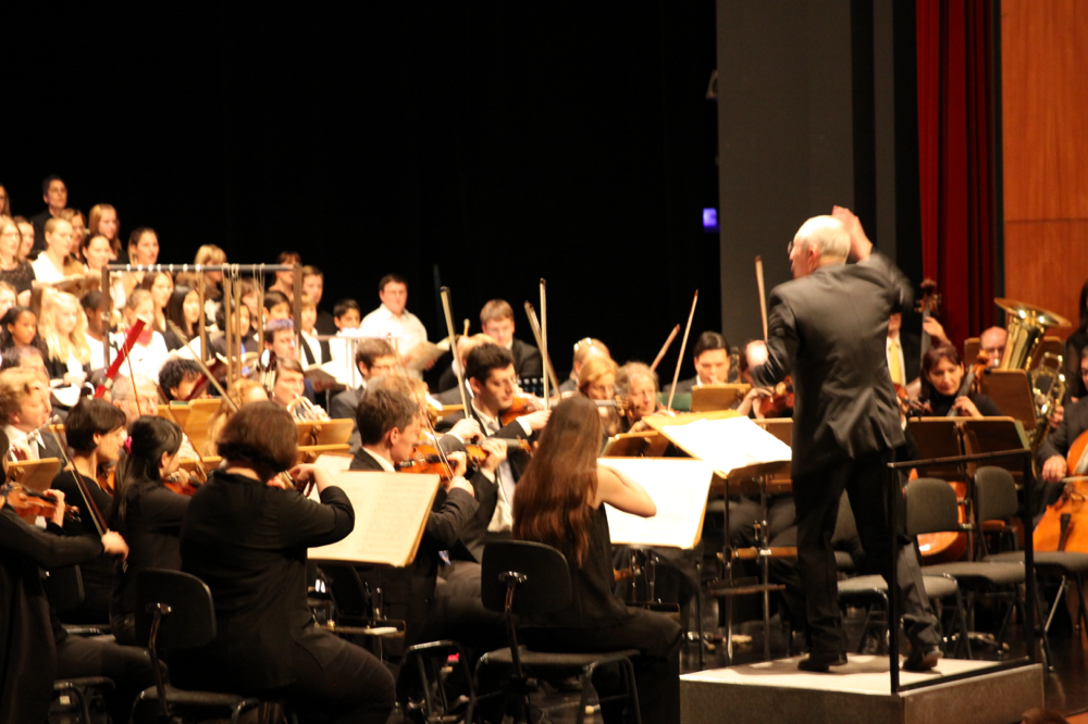 Rüdiger Schmidt probt Carmina Burana mit Kant Vokal im Theater Rüsselsheim