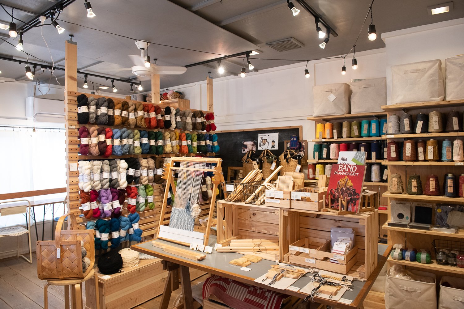 △様々な種類の糸を販売。