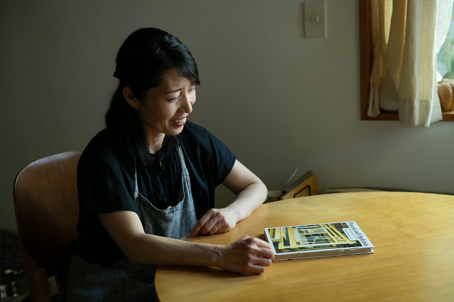 ▲自宅リビングにて。