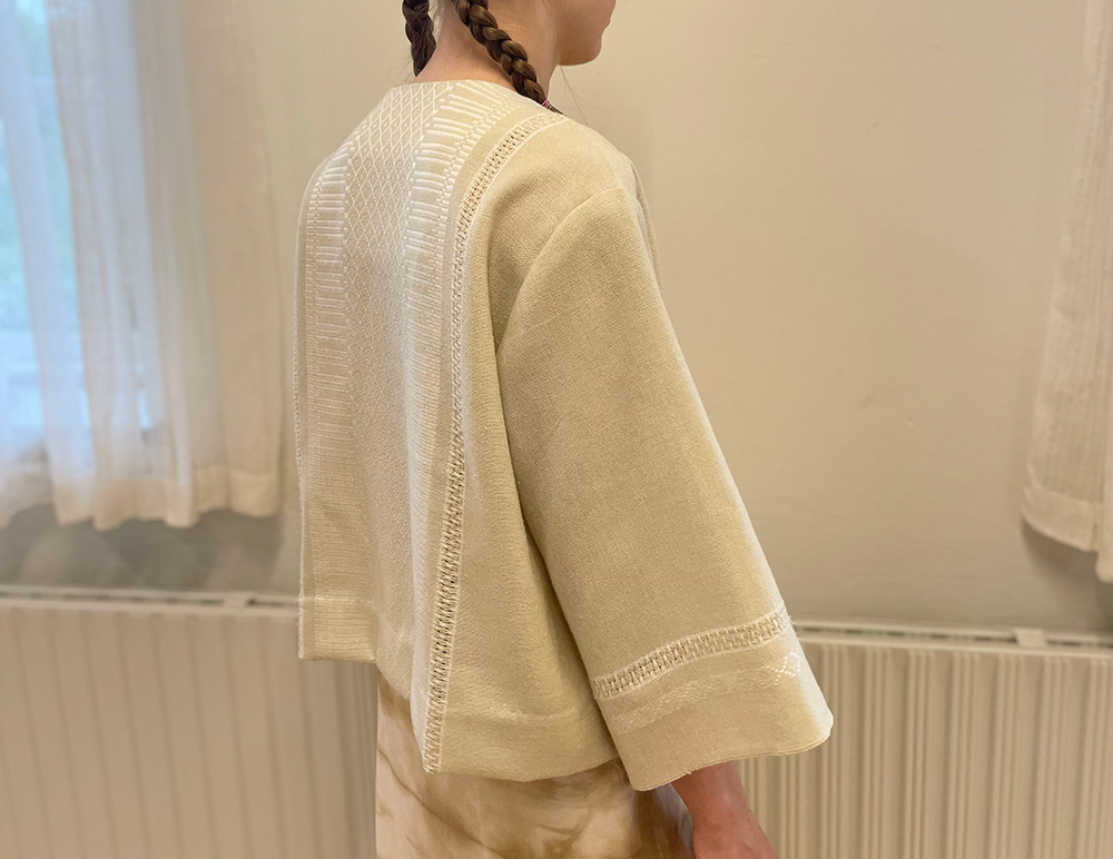 ▲テーブルクロスを使って作ったジャケット。