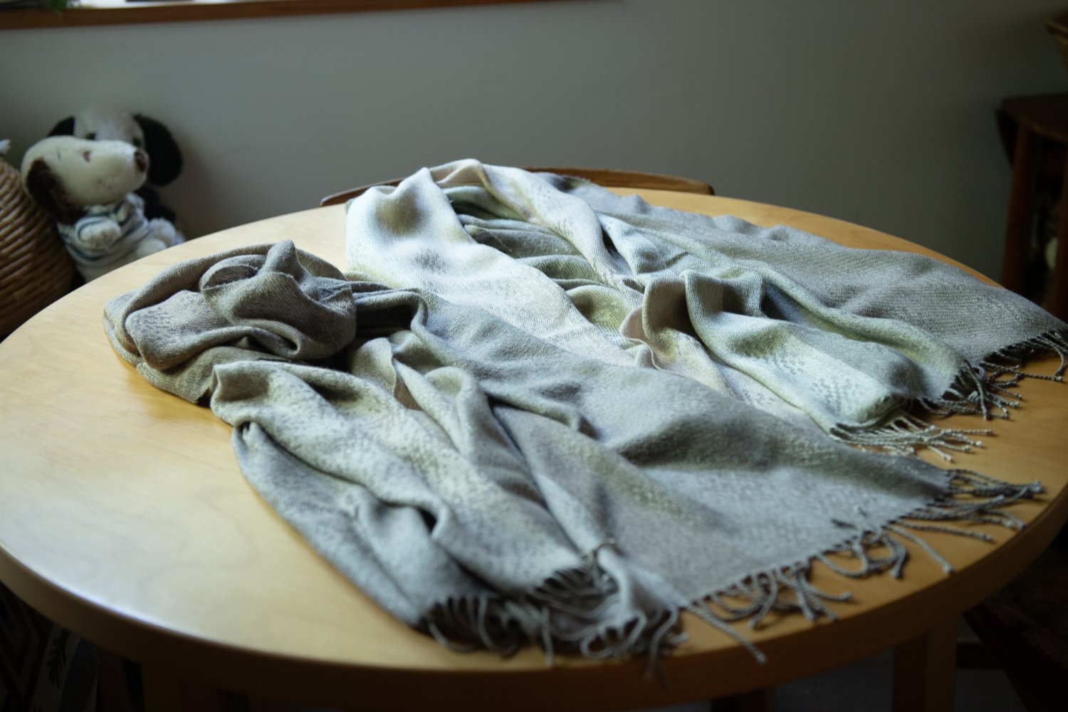 ▲ダマスク織りの雪模様シルクのショール。草木染め（アラカシ、クサギ、銀梅花、ログウッドなど）。