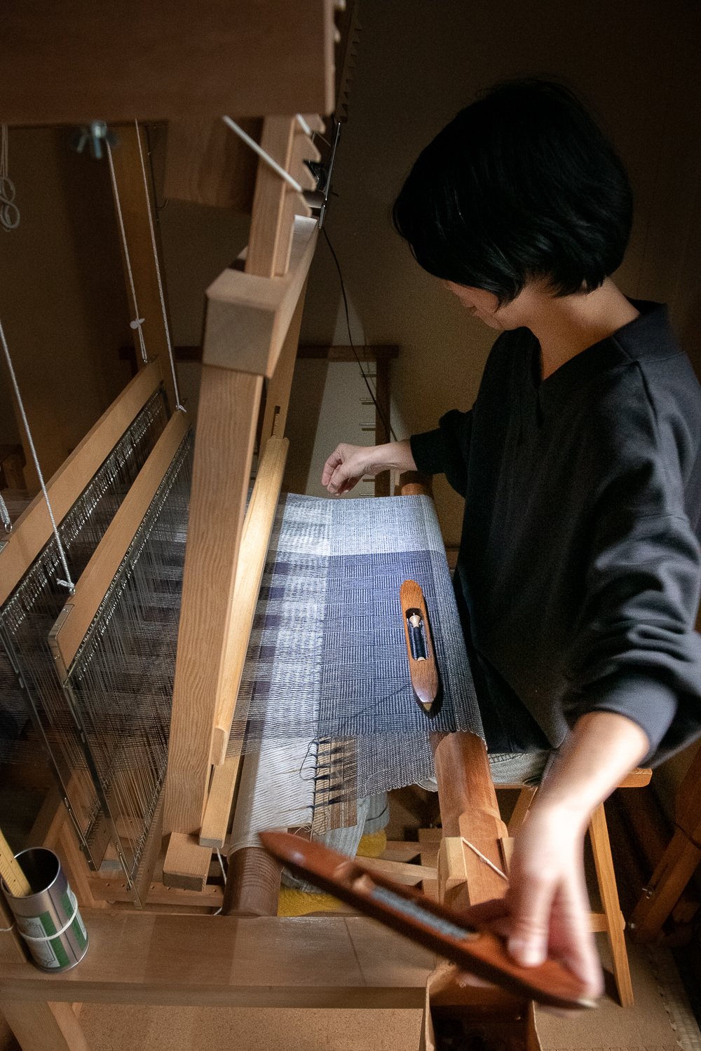 ▲現在制作中の作品。ラムウールで網代織をしています。