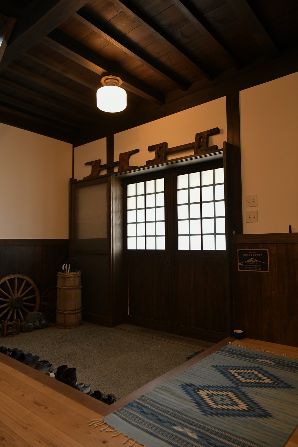 ▲玄関には紡ぎ車や腰機のパーツが飾られています。