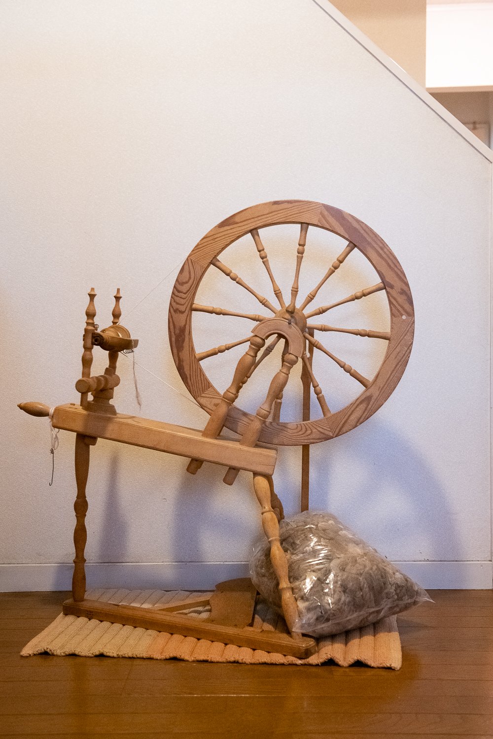 ▲紡ぎ車はスペースの関係から玄関に置いています。