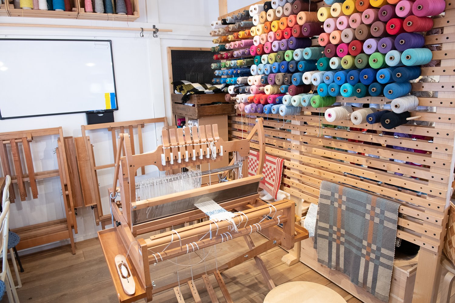 △手織りのコースで使う織機や糸。