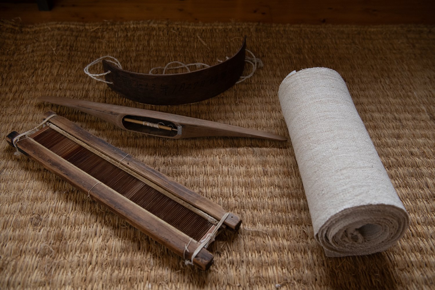 ▲地機織で使う道具と織り上がった太布織の布。