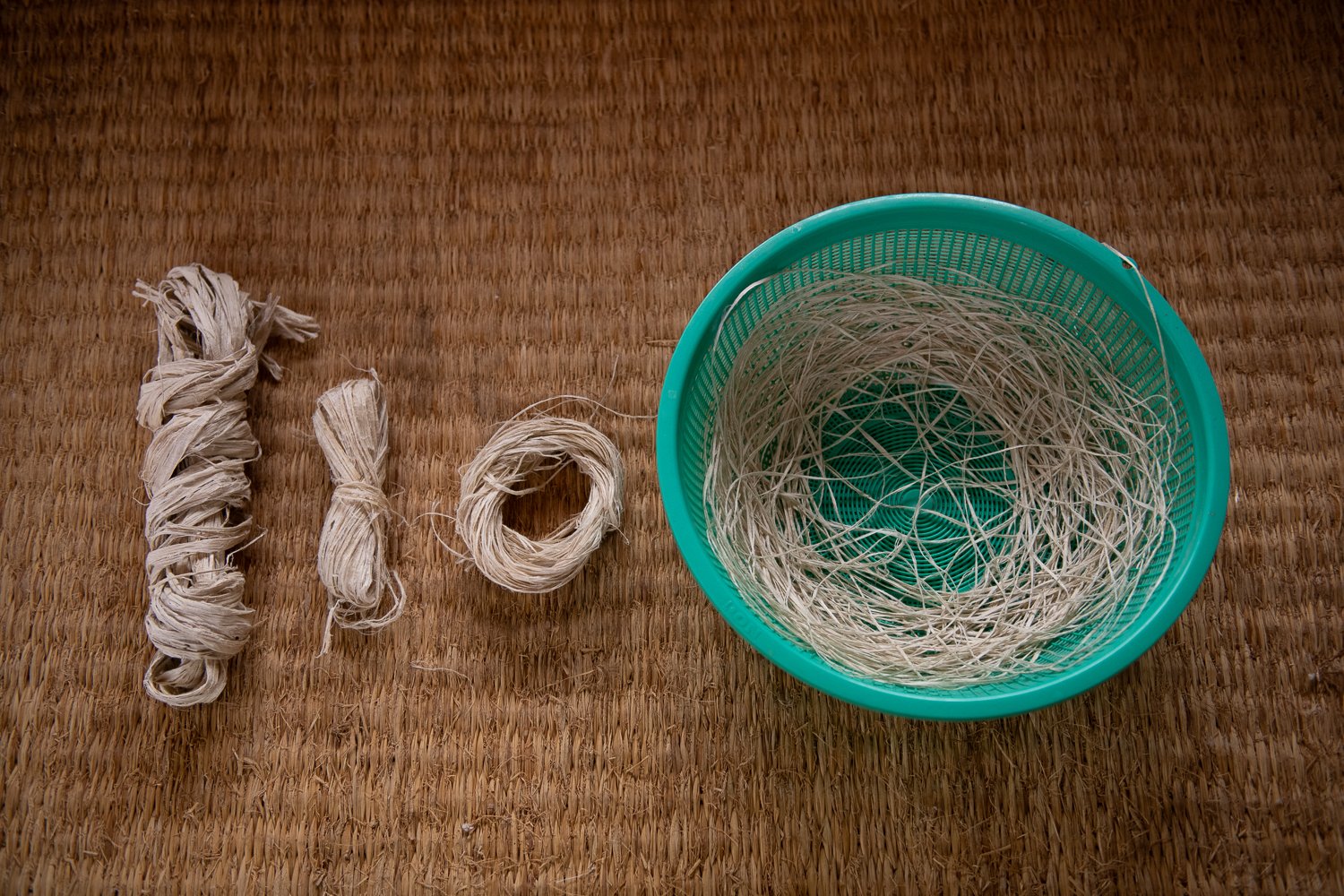 ▲段階を経て樹皮の状態から糸にするために手を加えていく。